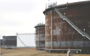  ?? CHRIS SCHWARZ/FILES ?? Enbridge’s contract oil storage terminal at Hardisty, Alta. Data from Genscape show oil storage tanks in Alberta filled up to a new record high of 37.11 million barrels of oil in the last week of April.
