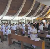  ?? ?? Jornada. Rezo del santo rosario y misa celebrada por el padre Jose Luis Richard en la parroquia Sagrado Corazón de María.