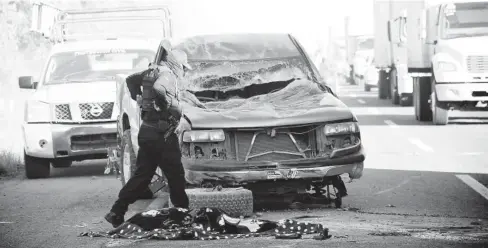  ?? MAURICIO VALENZUELA ?? La joven madre viajaba junto a sus dos hijas en una camioneta Silverado la tarde del jueves.