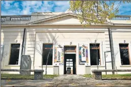  ??  ?? PARA EMPEZAR. (De izq. a der.). El Centro Cultural Islas Malvinas; la Casa Curutchet, diseñada por Le Corbusier; la Casa de Gobierno, con dos plantas renacentis­tas.