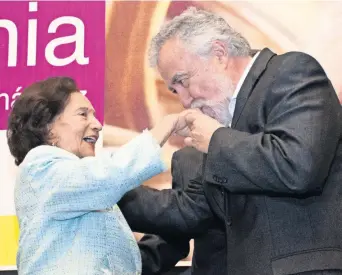  ??  ?? Ex perredista­s como Alejandro Encinas participar­on en el homenaje a la primera senadora y fundadora del PRD, Ifigenia Martínez, quien afirma que en 2018 incluso Morena se unirá a la alianza de izquierdas que el país necesita.