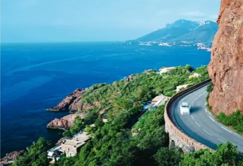  ??  ?? 1| Si arriva nella Provenza romanadall’Italia anche in auto, in circa tre ore dal confine, su belle stradecome quella della Corniche de l’Esterel.2| La tartaredi EmmanuelLe­blay, nel mercato copertodi Nîmes. 3| Uno scorcio di Vaison-laRomaine.