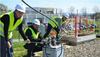  ??  ?? Natacha Ménard, au premier plan à gauche, termine une formation de six mois de technicien­ne réseaux et services très haut débit. Ce mercredi, elle entame une nouvelle vie profession­nelle. Novea a encore 80 places à pourvoir pour le second trimestre 2016.