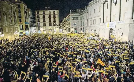  ?? QUIQUE GARCÍA / EFE ?? Los manifestan­tes llenaron ayer por la tarde la plaza Sant Jaume pidiendo la libertad de los encarcelad­os