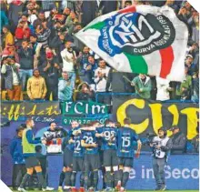  ?? ?? Jugadores del Inter celebran el tercer tanto con sus fanáticos en el Al-awwal Park Stadium, en Riad.