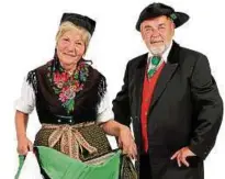  ??  ?? Typisch Finsterber­ger Tracht: Erika und Hans Hartwich tragen auf diesem Archivbild die historisch­e Bekleidung. Foto: Marco Kneise