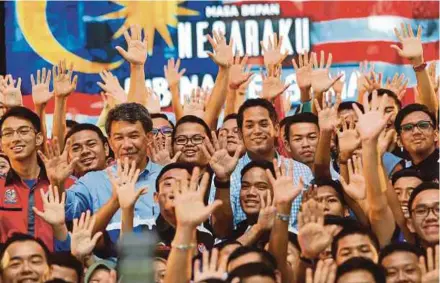  ?? FILE PIC ?? Negri Sembilan Menteri Besar Datuk Seri Mohamad Hasan and Youth and Sports Minister Khairy Jamaluddin with students at a TN50 roadshow in Port Dickson recently. Negri youth want job security, better quality of life, unity among races, security, less...