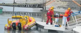  ?? Pictures: JON HOUZET ?? ON THE DOUBLE: NSRI volunteers transfer a ‘victim’ to a waiting ambulance