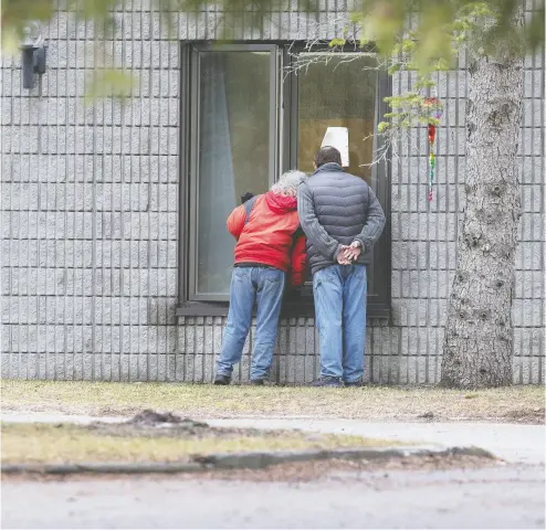  ?? Stan
Behal / Postmedia news files ?? Relatives visit a loved one at Pinecrest Nursing Home in Bobcaygeon, Ont. The COVID-19 spread is particular­ly dead
ly in nursing home settings, but the elderly in home- care also are at risk, an Ontario researcher says.