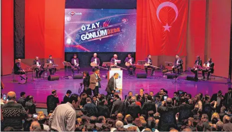  ?? FOTO: AFP ?? Bei diesem Konzert in Leverkusen wurde Nihat Zeybekci mit viel Applaus empfangen.