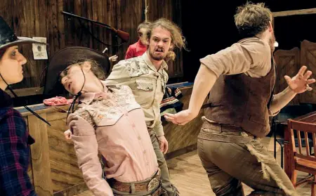  ??  ?? Nel saloon EnKnapGrou­p e Nature Theatre of Oklahoma in «Pursuit of Happiness»