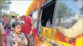  ?? PARDEEP PANDIT/HT ?? Devotees paying obeisance at Sultanpur Lodhi on Monday to the palanqin of nagar kirtan that started from Nankana Sahib in Pakistan.