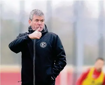  ?? FOTO:JANNING ?? Trainer Friedhelm Funkel startet mit Fortuna morgen als Tabellenfü­hrer der 2. Bundesliga in die Rest-Rückrunde.