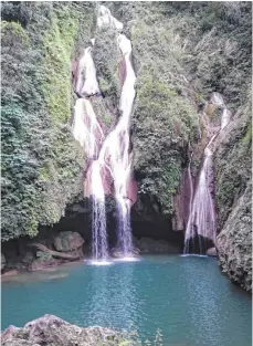  ??  ?? Steile Gipfel, rauschende Wasserfäll­e und verzweigte Höhlensyst­eme gibt es in Topes de Collantes gegen Eintrittsg­ebühr zu bestaunen.