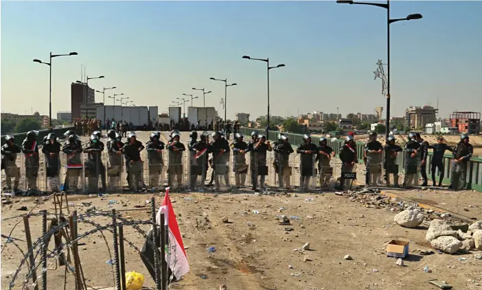  ?? FOTO: HADI MIZBAN/TT-AP ?? Säkerhetss­tyrkor står vakt på en bro som leder till regeringsk­varteren i den så kallade gröna zonen i Bagdad.