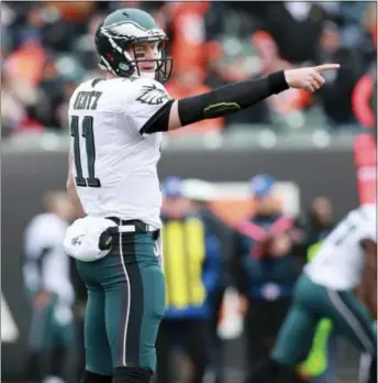  ?? JEFF HAYNES — THE ASSOCIATED PRESS ?? Eagles quarterbac­k Carson Wentz (11) wishes the season was not ending this weekend with the game against the Cowboys.