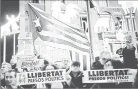 ??  ?? Manifestan­tes exigieron ayer en la ciudad de Barcelona la liberación de “presos políticos” ■ Foto Afp
