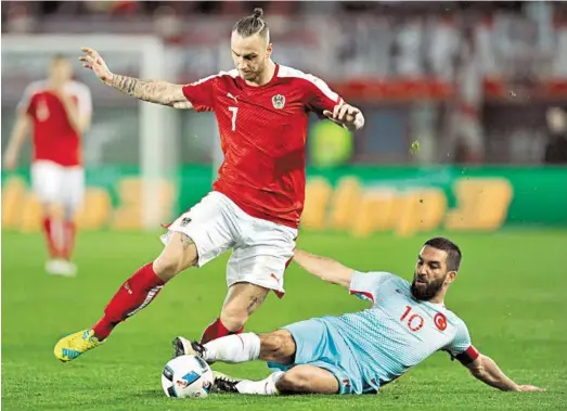  ?? BILD: SN/APA/NEUBAUER ?? Marco Arnautovic (l.) hatte einige starke Szenen und bereitete auch Österreich­s Treffer zum 1:0 ideal vor.