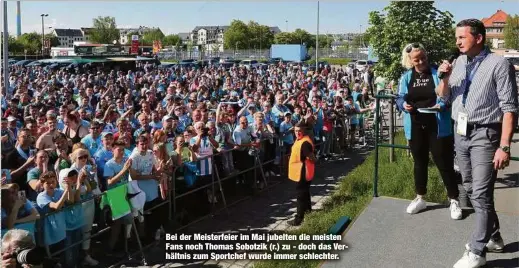  ??  ?? Bei der Meisterfei­er im Mai jubelten die meisten Fans noch Thomas Sobotzik (r.) zu - doch das Verhältnis zum Sportchef wurde immer schlechter.