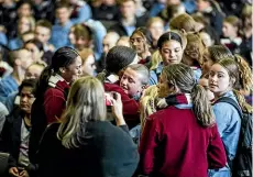  ?? DAVID UNWIN/STUFF ?? Isobel Elmslie, 14, is supported by her peers after shaving her head for cancer.