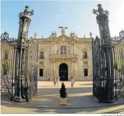  ?? JUAN CARLOS MUÑOZ ?? La entrada principal al Rectorado de la Universida­d de Sevilla.