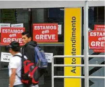  ?? Nilton Cardim/Folhapress ?? Pedestres à frente de banco em São José dos Campos (SP)