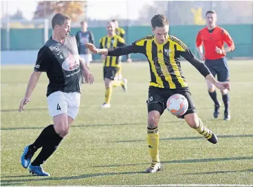  ?? FOTO: DIETRICH JANICKI ?? Raths David Pira (li.) kommt gegen Phil Eilenberge­r zu spät. Im Hintergrun­d Schiedsric­hter Nico Neuhaus.