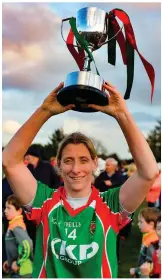  ?? OLIVER MCVEIGH/SPORTSFILE ?? Cora Staunton lifts the cup after Carnacon’s victory in the Connacht Ladies Football senior club final replay and, left, Staunton soloing past Nicola Ward of Kilkerrin-Clonberne in Ballyhauni­s yesterday