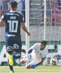  ??  ?? El balón le pasa por debajo a Herrera, en el 1-2 final.