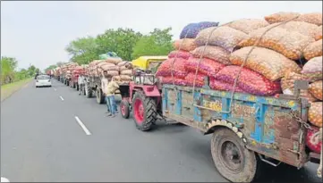  ?? MUJEEB FARUQUI/HT ?? Tractor trolleys laden with onions line up outside a mandi on the BhopalIndo­re highway in Madhya Pradesh on Wednesday.