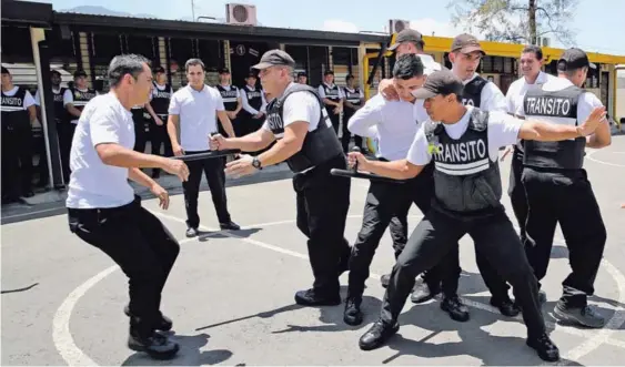  ?? JOHN DURÁN ?? Tráficos reciben entrenamie­nto en defensa personal en la Escuela de Policía.