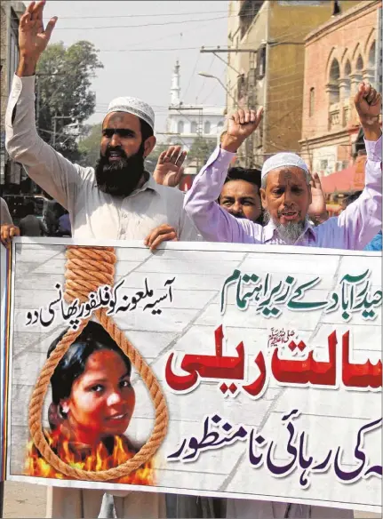  ?? EFE/ Nadeem Khawer ?? Simpatizan­tes del movimiento TLYRA protestan en Hyderabad por la decisión del Tribunal Supremo