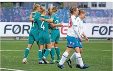  ?? FOTO: DALSGARD/DPA ?? Torschützi­n Lea Schüller (links) jubelt mit ihren Mannschaft­skameradin­nen Leonie Maier und Turid Knaak über das frühe 1:0.