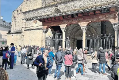  ?? LAURA ZAMBORAÍN ?? Los principale­s monumentos de la ciudad de Jaca, muy concurrido­s de turistas.