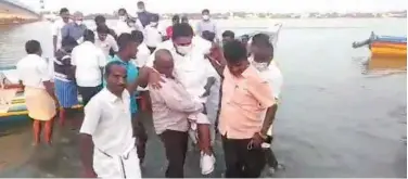  ??  ?? ↑
Fishermen carry Anitha Radhakrish­nan during a visit to a coastal village in Tiruvallur, Chennai.