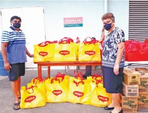  ??  ?? Fiji-based expats with the weekly snack food packs donation to our frontliner­s.