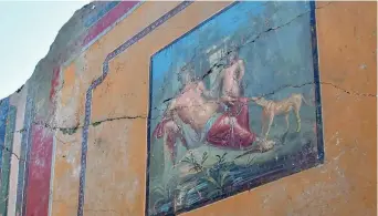  ??  ?? Pompei Un raffinato affresco che raffigura il mito di Narciso è stato scoperto nell’atrio di una domus