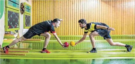  ??  ?? Was tut man nicht alles für die Zeitung: Marcel Zimmermann (TSV Niederstot­zingen, links) und Florian Oker vom SVH Königsbron­n posierten vor dem Kreisderby für den Fotografen. Ein Video gibt’s unter www.hz.de/videos Foto: Markus Brandhuber