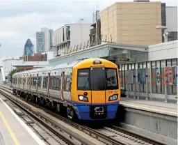  ?? PHIL METCALFE. ?? On August 12 2010, four-car London Overground 378137 enters Haggerston on the East London Line, bound for Dalston Junction. From December this year, ELL trains will run all night on Fridays and Saturdays through this section of the route.