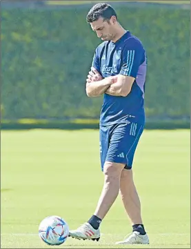  ?? ?? Cabizbajos, sólo los futbolista­s argentinos no titulares entrenaron ayer con Lionel Scaloni; los otros tuvieron una jornada de reflexión tras perder en el debut. Fotp Ap