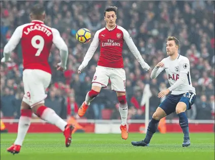  ?? FOTO: AP ?? Özil controla un balón durante el partido en que el Arsenal se impuso claramente al Tottenham