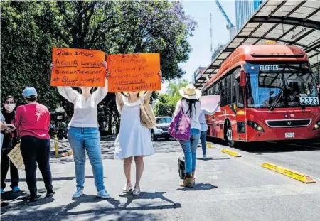  ?? ?? FOTOS: ARACELY MARTÍNEZ/OVACIONES
Vecinos protestaro­n ayer en la esquina de Xola con Insurgente­s