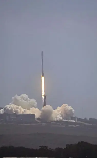  ?? 達志影像 ?? 過去SpaceX研發­出可回收的火箭「獵犬號」，大幅降低發射衛星的成­本。