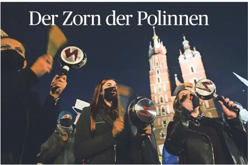  ?? FOTO: CEZARY KOWALSKI/IMAGO IMAGES ?? Der rote Blitz symbolisie­rt die Wut der Frauen, die auf dem Markplatz von Krakau demonstrie­ren.