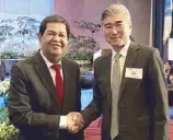  ??  ?? Espenilla shakes hands with US Ambassador to the Philippine­s Sung Kim