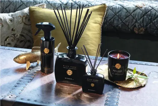  ??  ?? Rituals a créé une nouvelle Collection parfumée pour la Maison composée de bougies, de bâtonnets, d’un gel lavant, d’un baume hydratant pour les mains, mais aussi d’un parfum d’intérieur pour se sentir bien chez soi. Les lignes «Floral», «Rich», et «Fresh» proposent, chacune à leur façon, une expérience unique à la maison. Une collection de produits qui libère, selon l’envie recherchée, soit des notes printanièr­es et délicateme­nt fleuries, soit des senteurs orientales boisées, soit des accents verts et fusants.