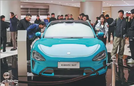  ?? JIA TIANYONG / CHINA NEWS SERVICE ?? A Xiaomi SU7 pure electric car is displayed at a showroom in a Xiaomi store at Oriental Plaza in Beijing.