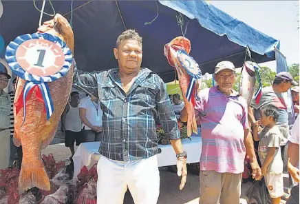  ??  ?? Ganador. Jorge Antonio Medina fue el ganador del primer lugar del torneo de pesca al capturar a un pez de 85 centímetro­s. El pescador ganó $300 en efectivo y una canasta llena de alimentos y productos básicos.