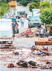  ?? FRANCISCO RODRÍGUEZ/EL OCCIDENTAL ?? El agua arrastró muebles y basura a las calles