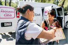  ??  ?? En la capital, 330 hombres y 324 mujeres ofrecen asesoría jurídica gratuita.